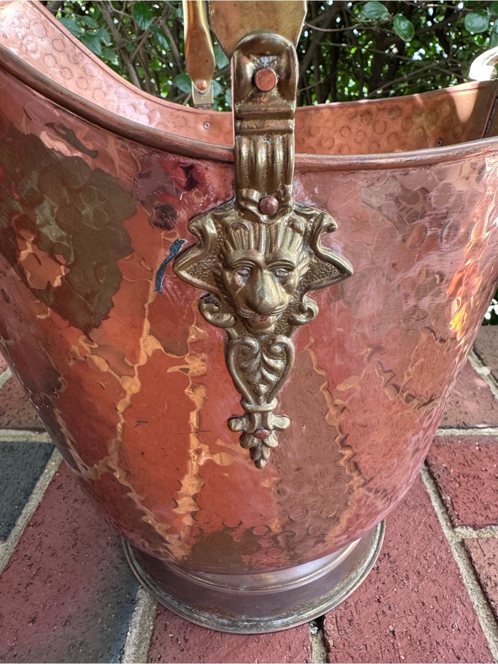 Antique Hammered Copper Helmet Coal Scuttle Brass Lion Head Fireplace Bucket - Picture 13 of 16